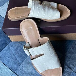 Johnston & Murphy White Sandals with Textured Fabric and Decorative Buckle